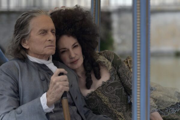 Da sinistra: Michael Douglas e Jeanne Balibar in “Franklin”, ora disponibile in streaming. Credits: Apple TV+.