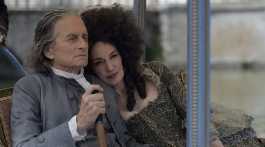Da sinistra: Michael Douglas e Jeanne Balibar in “Franklin”, ora disponibile in streaming. Credits: Apple TV+.