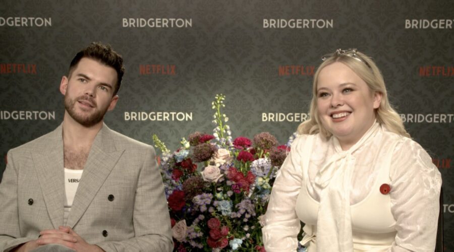 Da sinistra: Luke Newton e Nicola Coughlan nell'intervista per “Bridgerton 3”. Credits: Netflix.
