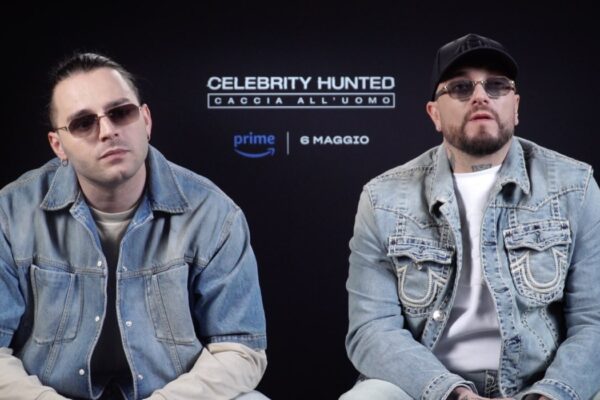 Da sinistra: Ernia e Guè nell'intervista di “Celebrity Hunted 4”. Credits: Cattura schermo/Tvserial.it.