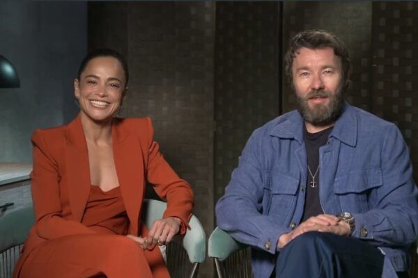 Da sinistra: Alice Braga e Joel Edgerton nell'intervista per “Dark Matter”. Credits: Tvserial.it.