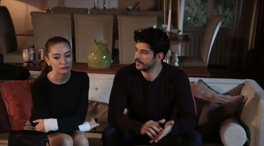 Da sinistra: Neslihan Atagül (Nihan) e Burak Özçivit (Kemal Soydere) in una scena di “Endless Love”. Credits: RTI Mediaset.