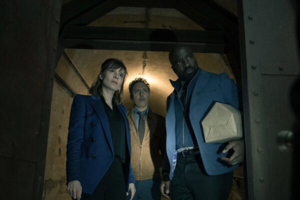 Da sinistra: Katja Herbers (Kristen Bouchard), Aasif Mandvi (Ben Shakir) e Mike Colter (David Acosta) in “Evil 4”. Credits: Elizabeth Fisher/Paramount+.