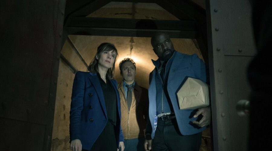 Da sinistra: Katja Herbers (Kristen Bouchard), Aasif Mandvi (Ben Shakir) e Mike Colter (David Acosta) in “Evil 4”. Credits: Elizabeth Fisher/Paramount+.