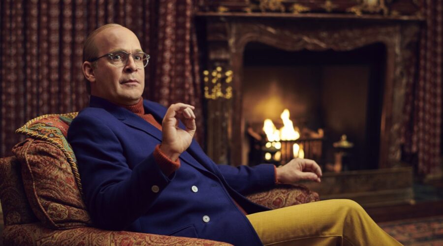 Tom Hollander in una scena di “Feud: Capote vs. The Swans”. Credits: Disney+.