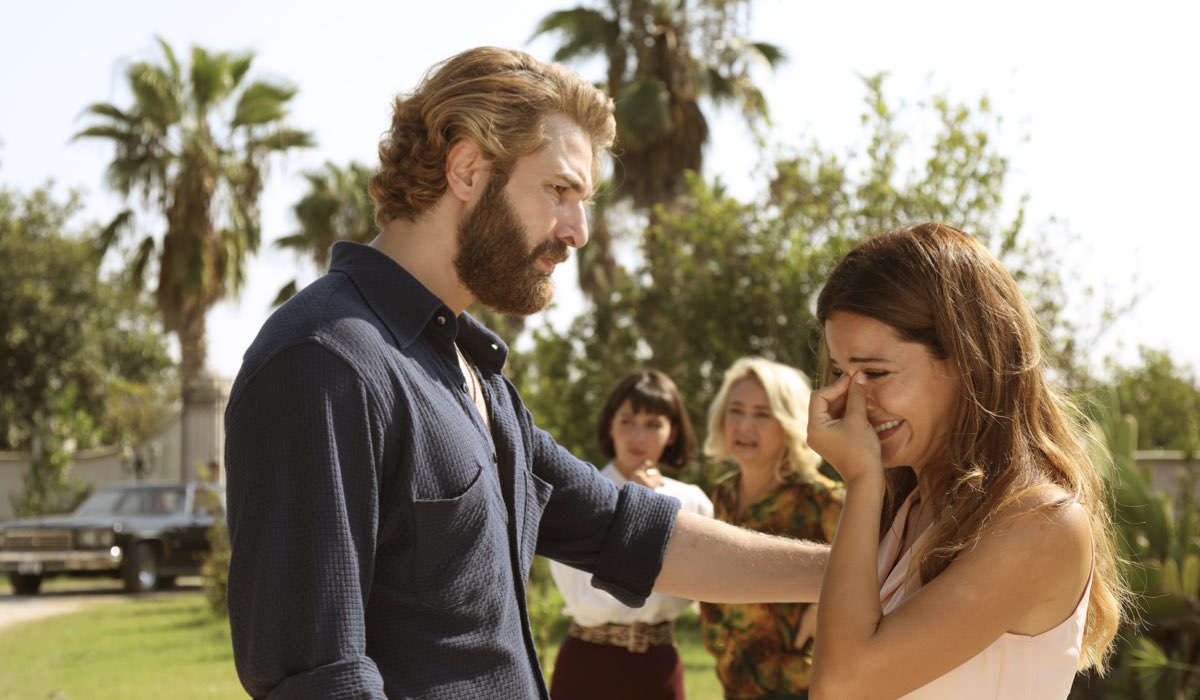 Da sinistra: Furkan Palali (Fikret Fekeli) e Hilal Altinbilek (Züleyha) in una scena di 