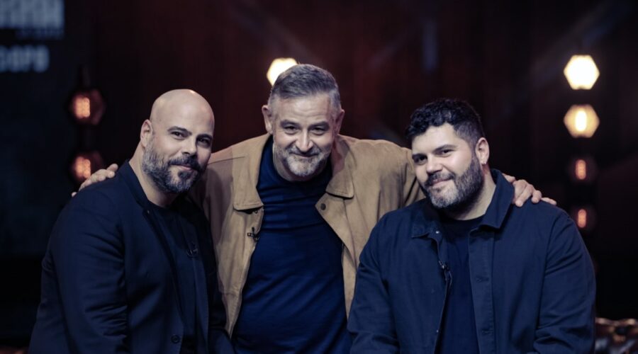 Da sinistra: Marco D’Amore (Ciro Di Marzio), Fortunato Cerlino (Don Pietro Savastano) e Salvatore Esposito (Genny Savastano) in una scena di “Gomorra - La Serie: 10 anni dopo”, lo speciale reunion. Credits: Sky Italia.