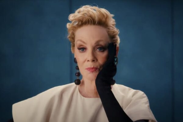 Jean Smart in una scena della terza stagione di “Hacks”. Credits: fotogramma/YouTube.