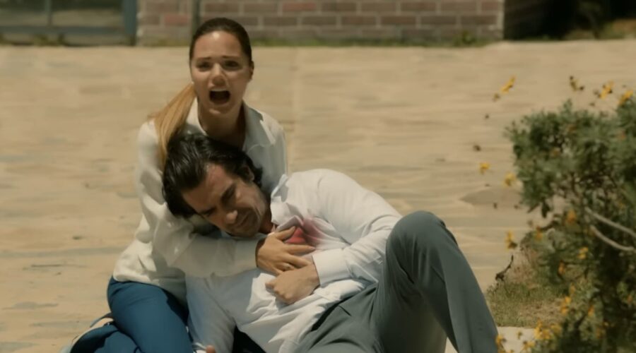 Hakan ucciso da Betül muore tra le braccia di Züleyha in “Terra Amara”. Credits: Cattura schermo/YouTube.
