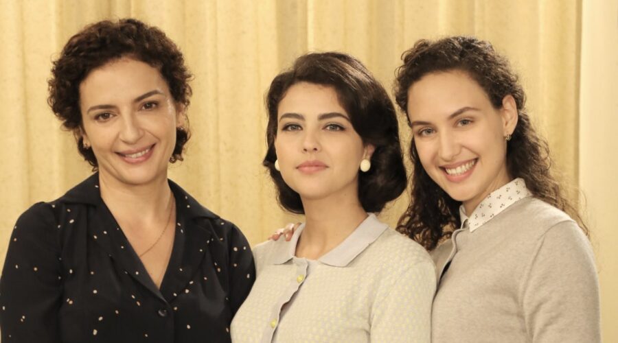 Da sinistra: Gioia Spaziani (Concetta Puglisi), Chiara Russo (Maria Puglisi) e Silvia Bruno (Agata Puglisi) in un posato per ”Il Paradiso Delle Signore 8”. Credits: P. Bruni e Rai.