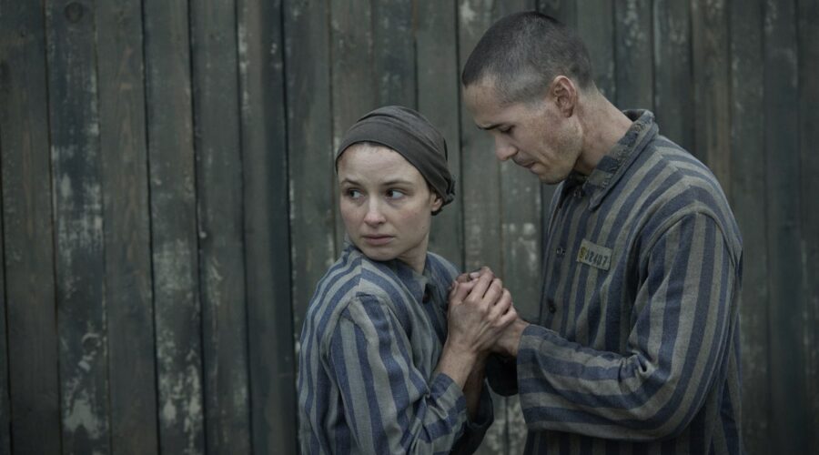 Da sinistra: Hanna Prochniak e Jonah Hauer-King in una scena de “Il tatuatore di Auschwitz”. Credits: Sky.