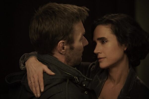 Da sinistra: Joel Edgerton e Jennifer Connelly in una scena di “Dark Matter”. Credits: Apple TV+.