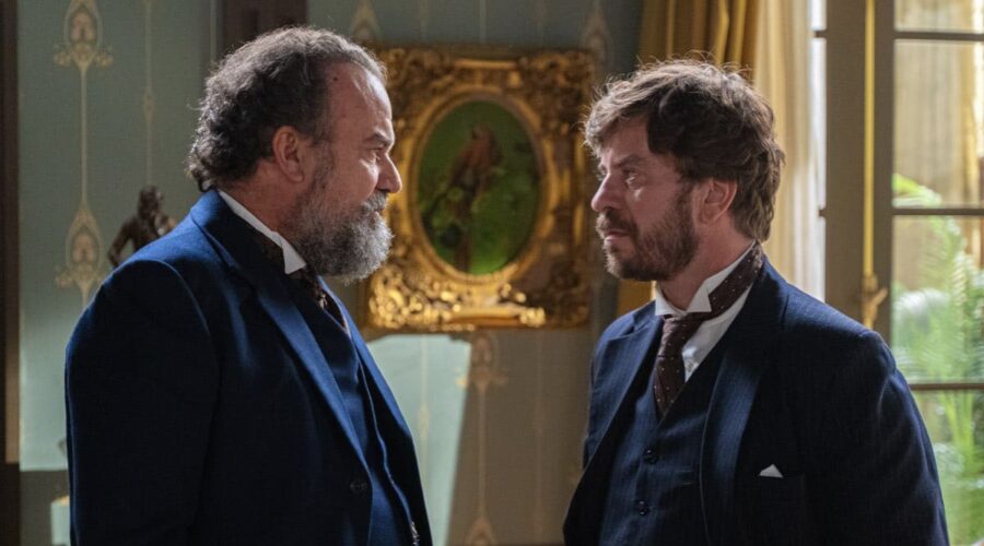 Da sinistra: Manuel Regueiro (Alonso Luján) e Javier Collado (Fernando) in una scena de “La Promessa”. Credits: RTI Mediaset.