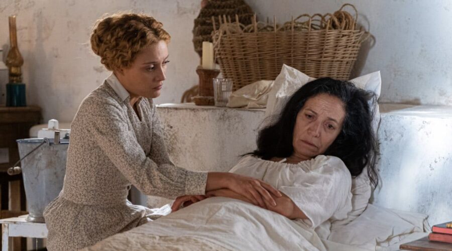 Da sinistra: Ana Garces (Jana Exposito) e Inma Pérez (Ramona) ne “La Promessa”. Credits: RTI Mediaset.