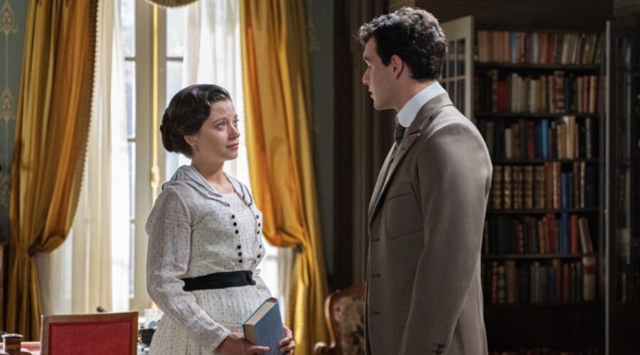 Da sinistra: Amparo Piñero (Martina Luján) e Xavi Lock (Curro De La Mata) in una scena de “La Promessa”. Credits: RTI Mediaset.