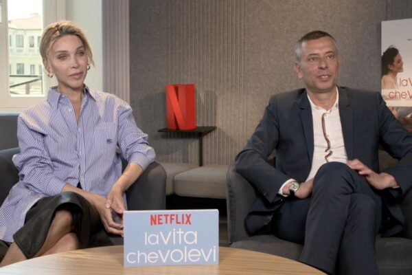 Da sinistra: Vittoria Schisano e Ivan Cotroneo nell'intervista per “La vita che volevi”. Credits: Tvserial.it.