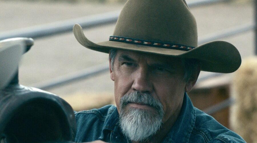 Royal Abbott (Josh Brolin) in una scena della seconda stagione di “Outer Range”. Credits: Prime Video.