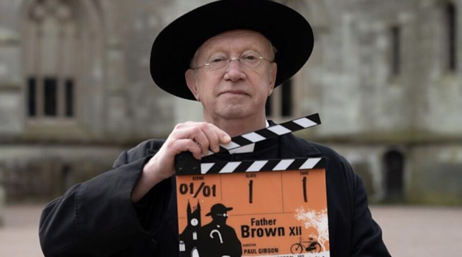 Mark Williams sul set di “Padre Brown 12”. Credits: BBC.