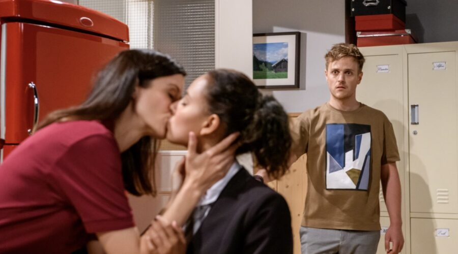 Da sinistra: Katrin Anne Hess (Carolin Lamprecht), Jeannine Gaspár (Vanessa Sonnbichler) e Stefan Hartmann (Maximilian Richter) in “Tempesta D'Amore”. Credits: Das Erste/RTI Mediaset.