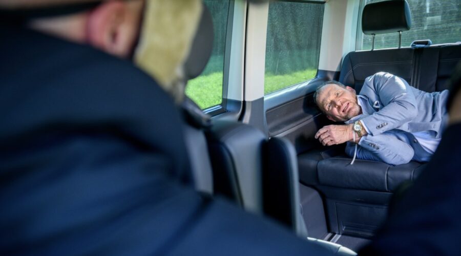 Timo Ben (Markus Schwarzbach) in una scena di “Tempesta D'Amore”. Credits: Das Erste/RTI Mediaset.