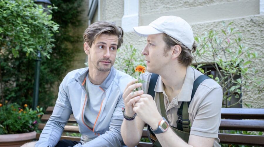 Da sinistra: Sandro Kirzel (Paul Lindbergh) e Johannes Huth (Gerry Richter) in una scena di “Tempesta D'Amore”. Credits: Das Erste/RTI Mediaset.