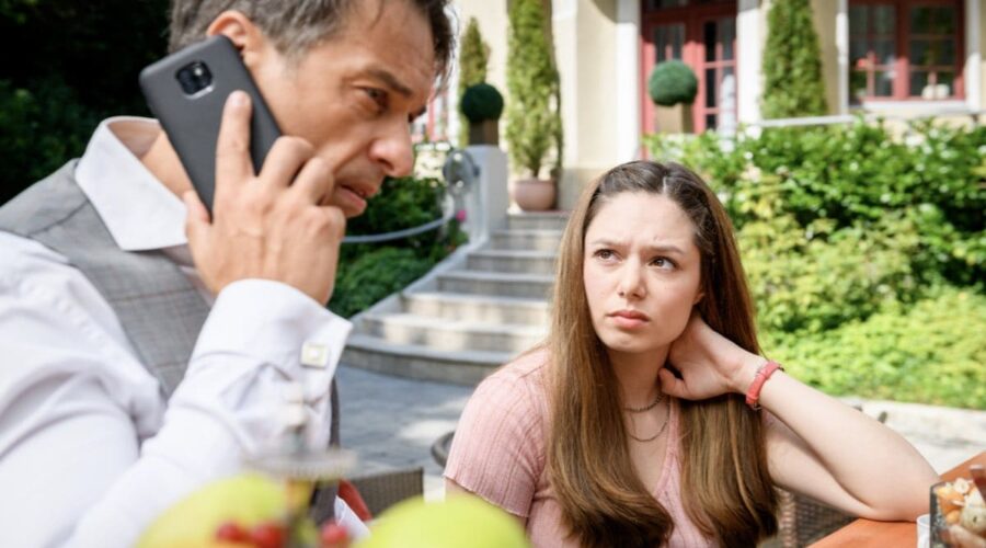 Da sinistra: Lorenzo Patané (Robert Saalfeld) e Aylin Ravanyar (Valentina Saalfeld) in una scena di “Tempesta D'Amore”. Credits: Das Erste/RTI Mediaset.