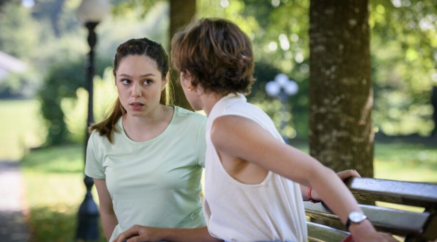 Da sinistra: Aylin Ravanyar (Valentina Saalfeld) e Dorothée Neff (Eleni Schwarzbach) in una scena di “Tempesta D'Amore”. Credits: Das Erste/RTI Mediaset.