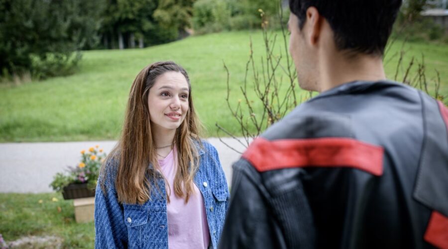 Da sinistra: Aylin Ravanyar (Valentina Saalfeld) e Marcel Zuschlag (Leander Saalfeld) in una scena di “Tempesta D'Amore”. Credits: Das Erste/RTI Mediaset.