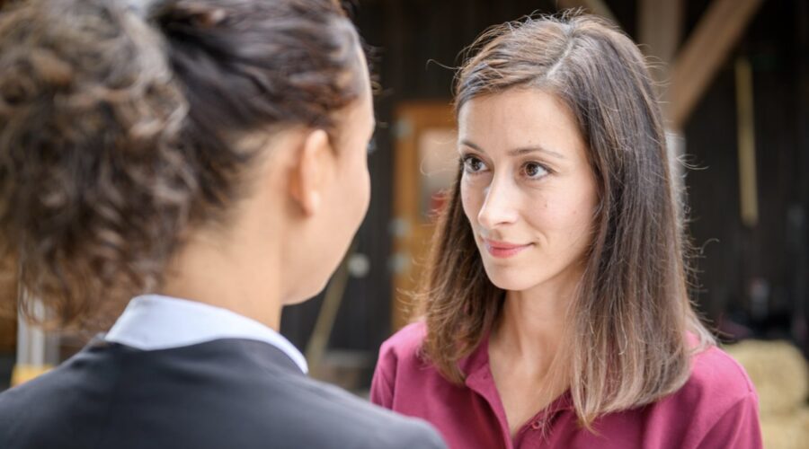 Da sinistra: Jeannine Gaspár (Vanessa Sonnbichler) e Katrin Anne Heß (Carolin Lamprecht) in una scena di “Tempesta D'Amore”. Credits: Das Erste/Mediaset.