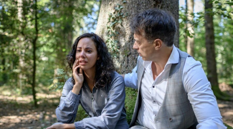 Da sinistra: Jeannine Gaspár (Vanessa Sonnbichler) e Lorenzo Patané (Robert Saalfeld) in una scena di “Tempesta D'Amore”. Credits: Das Erste/RTI Mediaset.