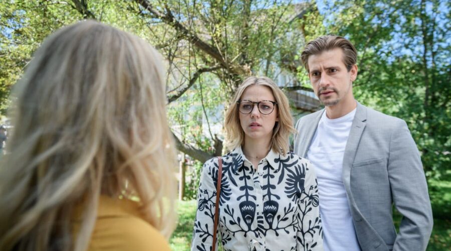 Da sinistra: Tanja Lanäus (Yvonne Klee), Lena Conzendorf (Josie Klee) e Sandro Kirzel (Paul Lindbergh) in una scena di “Tempesta D'Amore”. Credits: Das Erste/RTI Mediaset.