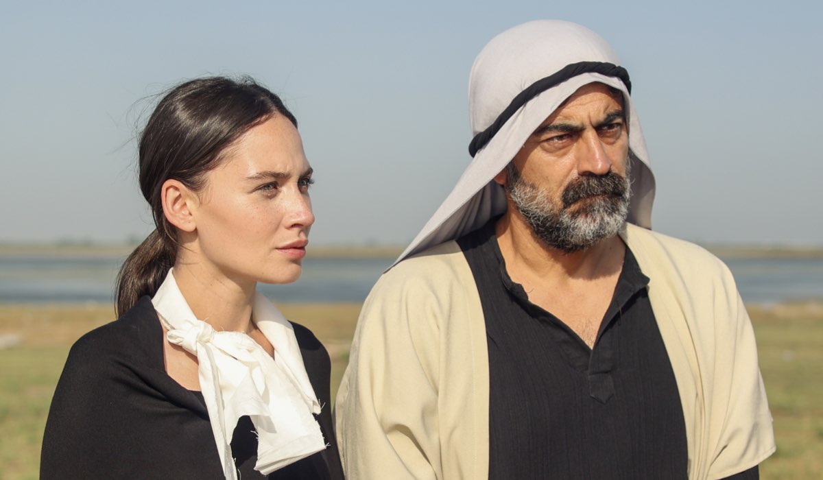Da sinistra: Abdülkadir Keskin (Erkan Bektas) e Ilayda Çevik (Betül Arcan) in “Terra Amara”. Credits: RTI Mediaset.