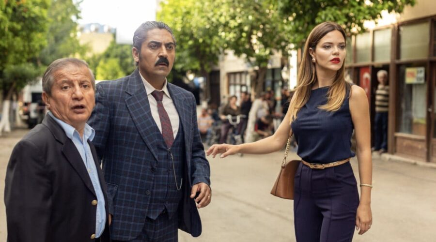 Da sinistra: Bülent Polat (Gaffur Taskin) e Hilal Altinbilek (Züleyha) in una scena di “Terra Amara”. Credits: RTI Mediaset.