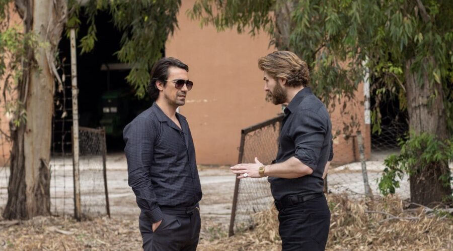 Dall'alto: İbrahim Çelikkol (Hakan Gümüşoğlu) e Furkan Palali (Fikret Fekeli) in una scena di 