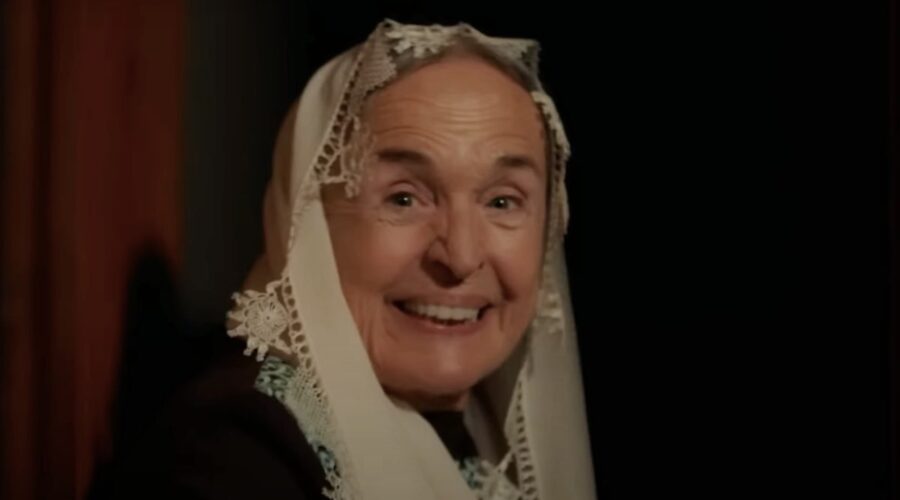 Serpil Tamur interpreta la nonnina Azize in “Terra Amara”. Credits: Cattura schermo/YouTube.