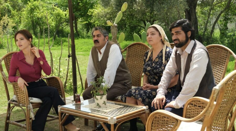 Da sinistra: Züleyha, Gaffur, Cevriye e Rasit in una scena di “Terra Amara”. Credits: RTI Mediaset.