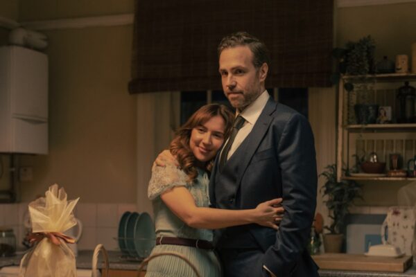 Da sinistra: Esther Smith e Rafe Spall in “Trying 4”. Credits: Apple TV+.