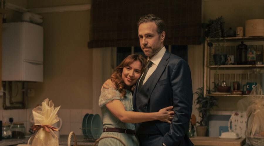 Da sinistra: Esther Smith e Rafe Spall in “Trying 4”. Credits: Apple TV+.