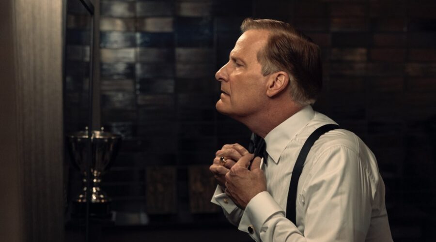 Jeff Daniels interpreta Charlie Croker in “Un Uomo Vero”. Credits: Mark Hill/Netflix © 2024.