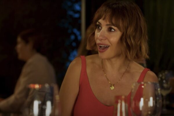 Natalia Verbeke è Naira Oramas in una scena di “Una vida menos en Canarias”. Credits: Cattura schermo/YouTube.