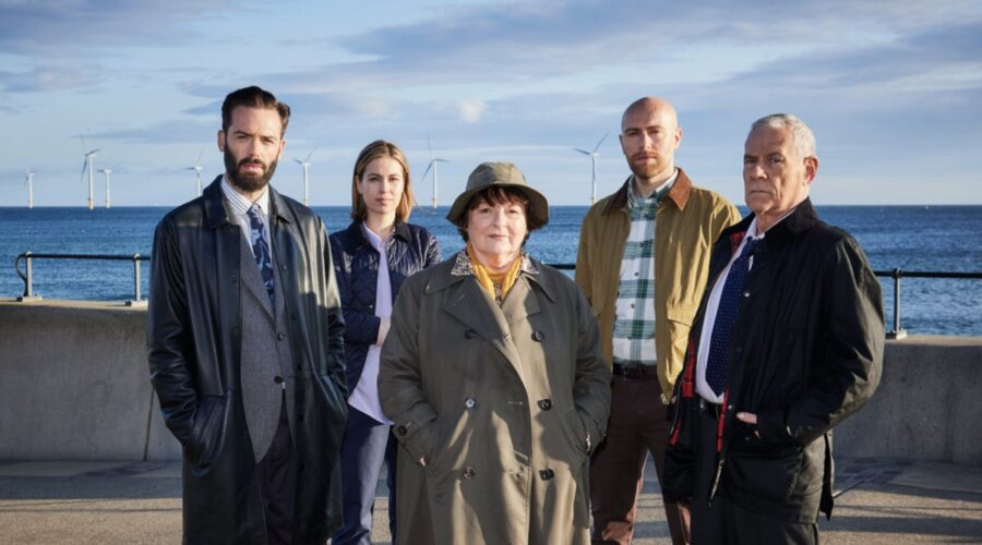 Da sinistra: David Leon (Joe Ashworth), Rhiannon Clements (Steph), Brenda Blethyn (Vera Stanhope), Riley Jones (Mark Edwards) e Jon Morrison (Kenny Lockhart) in una scena di “Vera”. Credits: ITV.