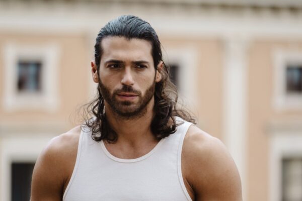 Can Yaman (Demir) in una scena di “Viola come il mare 2