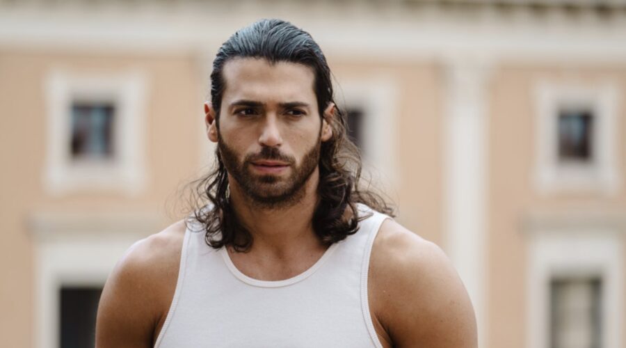 Can Yaman (Demir) in una scena di “Viola come il mare 2
