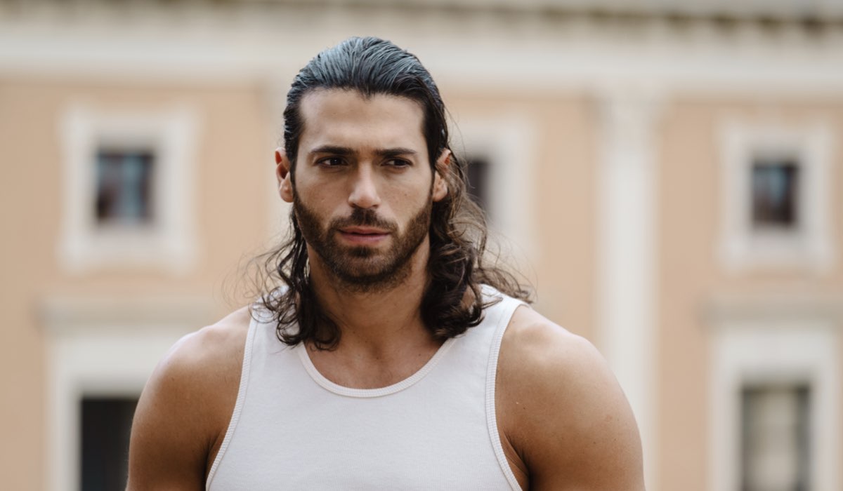 Can Yaman (Demir) in una scena di “Viola come il mare 2