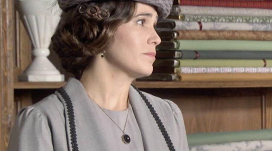 Celia Freijeiro (Adela Silva Torrealba) in una scena della puntata 143 di ”Sei Sorelle”. Credits: Rai.