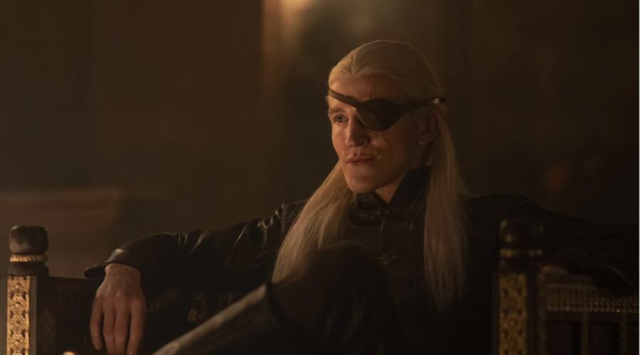 Aemond Targaryen (Ewan Mitchell) in una scena di “House of the Dragon 2”. Credits: Courtesy of HBO/Sky Italia.