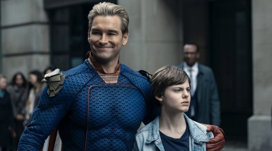 Da sinistra: Homelander (Antony Starr) e Ryan (Cameron Crovetti) in “The Boys 4”. Credits: Amazon Prime Video.