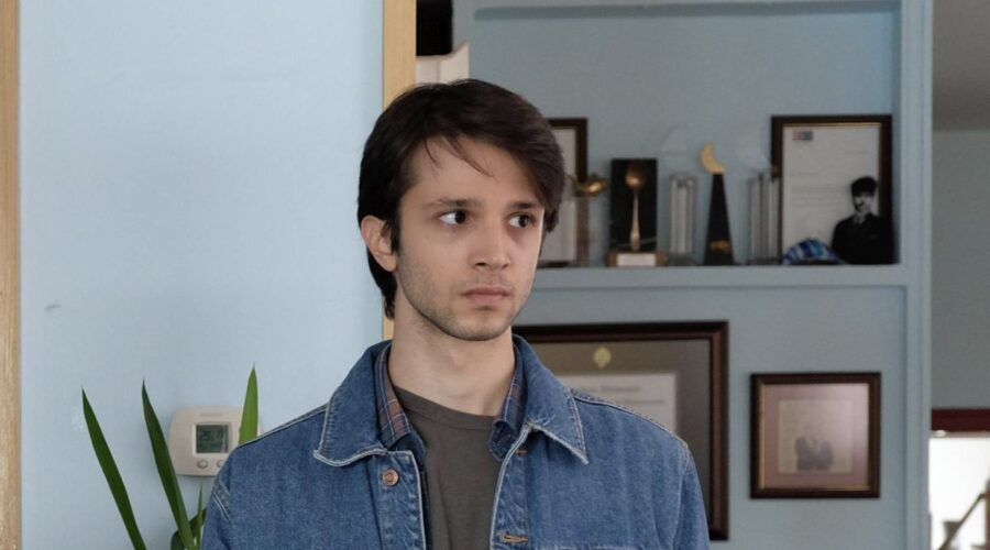 Arda Anarat (Çinar Kaya) in una scena di “Segreti di famiglia”. Credits: RTI Mediaset.