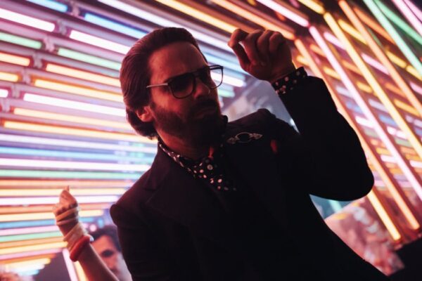 Daniel Brühl in una scena di “Becoming Karl Lagerfeld”. Credits: Disney+.