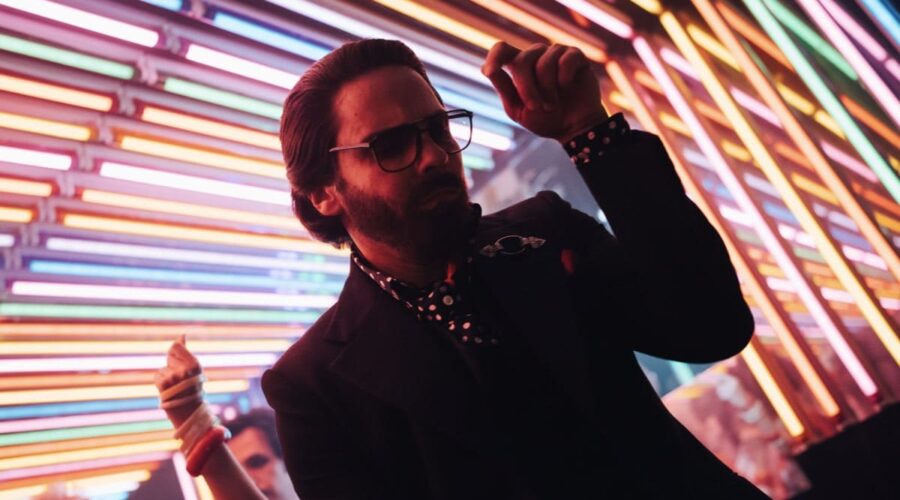 Daniel Brühl in una scena di “Becoming Karl Lagerfeld”. Credits: Disney+.